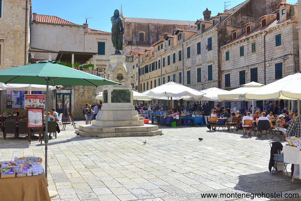 m Gundulic Square and The Green Market in Dubrovnik 